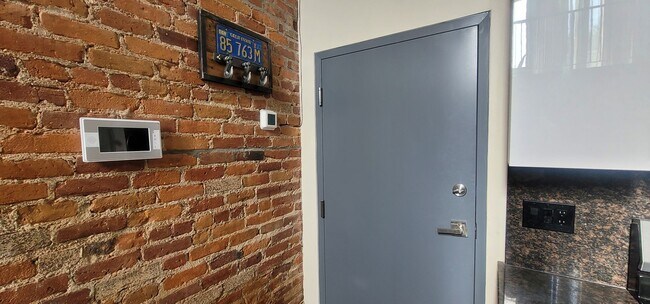 Foto del edificio - GORGEOUS, UNIQUE, LUXURY GEM right by BU C...