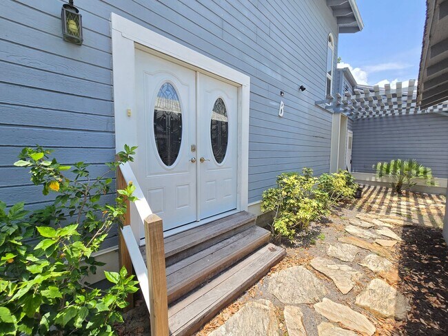 Building Photo - 818 Windsor Dr