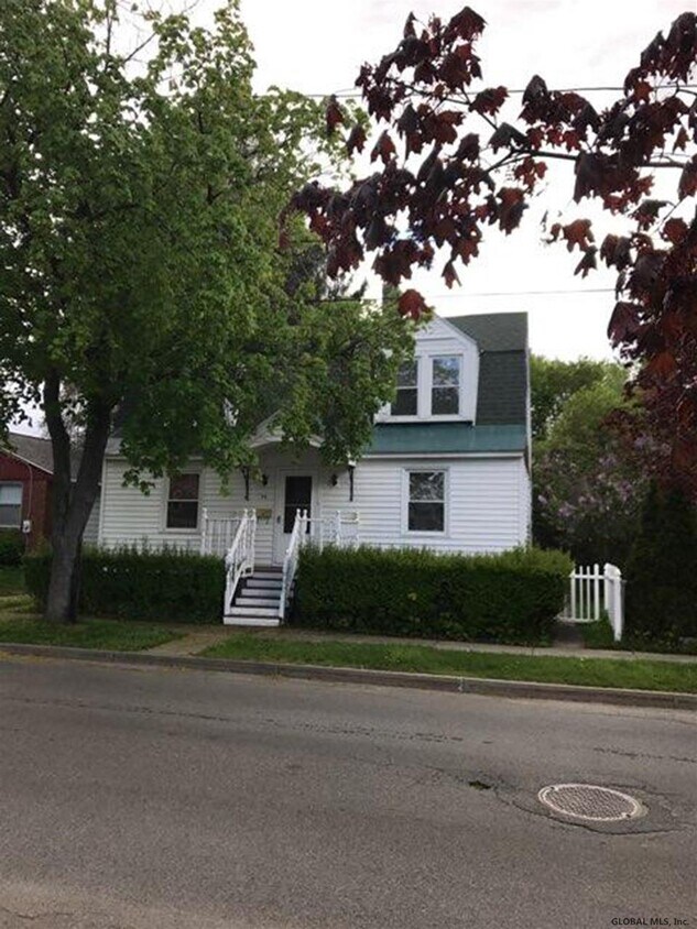 Primary Photo - 52 Walnut St