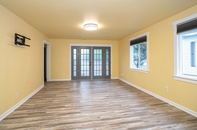 Building Photo - Convenience Meets Charm in this 3 Bedroom ...