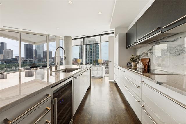 Foto del edificio - 2408 Victory Park Ln