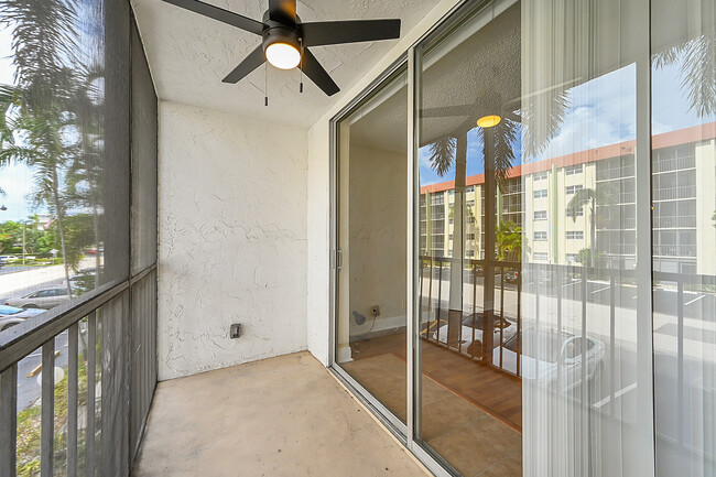 Foto del edificio - 5300 NE 24th Ter