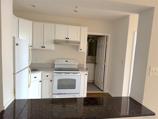 Building Photo - 315 Main St