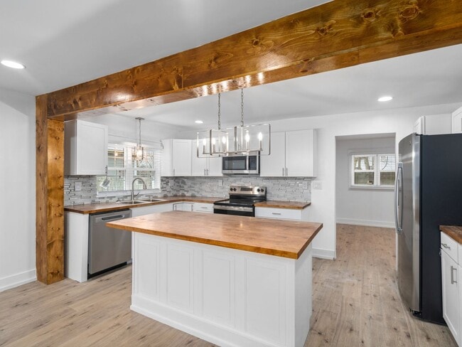 Building Photo - Home for rent in Hohenwald