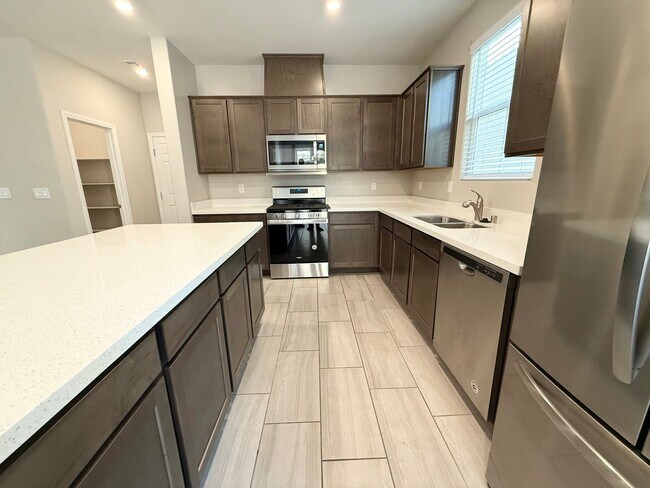 Building Photo - 4/BD 3/BA Sleek, Spacious & Designed to Im...