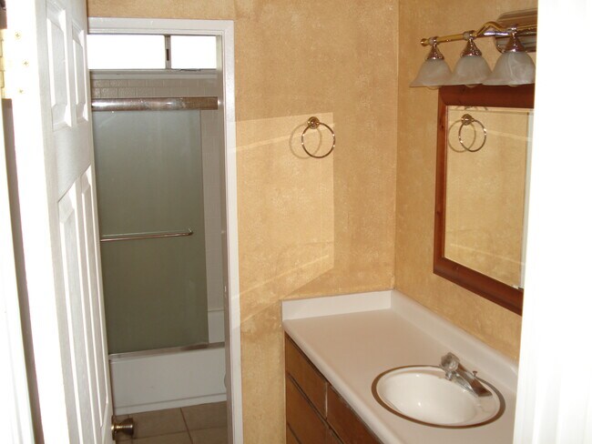 Foto del edificio - 445 Almond Dr