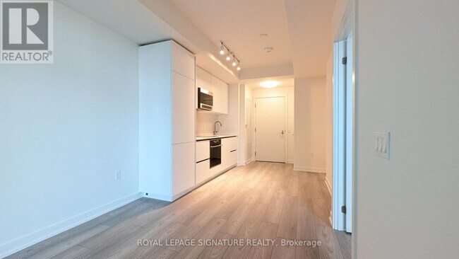 Photo du bâtiment - 120 Broadway Ave