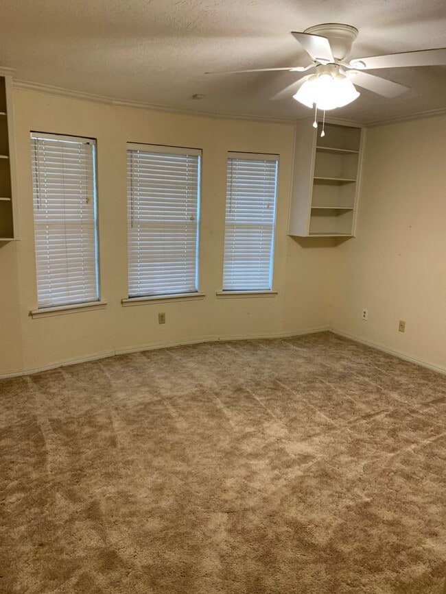 Building Photo - Nice 4 Bedroom 2.5 Bath home