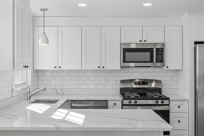 Lots of light in kitchen - 13 Willow St