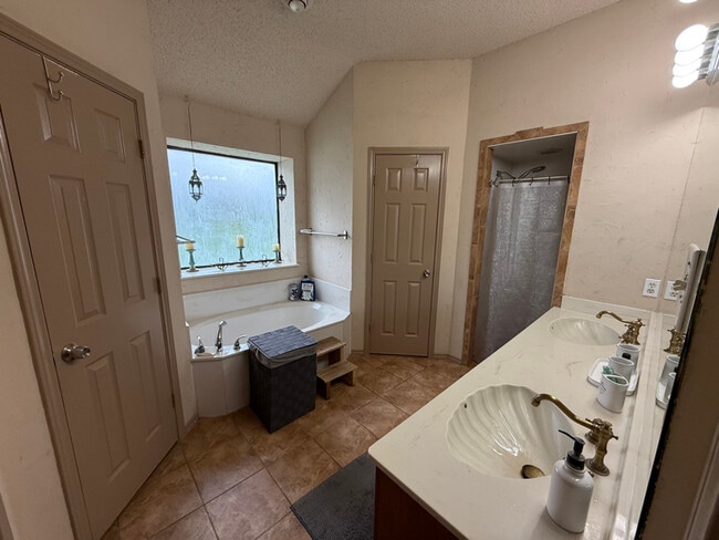 Building Photo - 6305 Courtside Dr