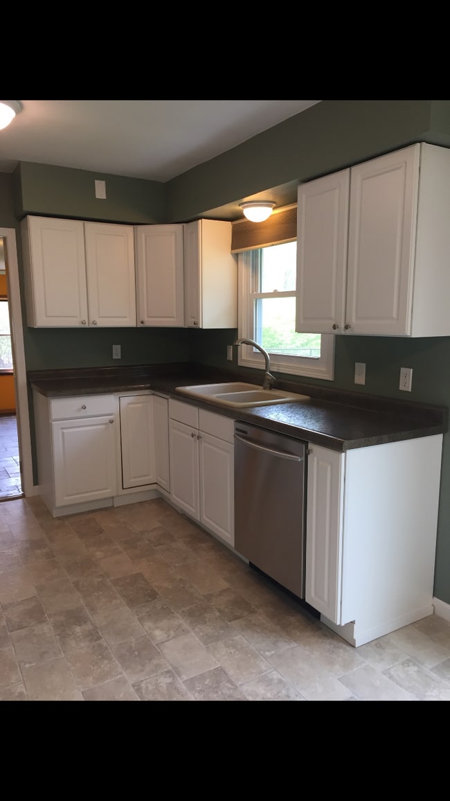 Updated light and bright kitchen - 6024 Litchfield Ln