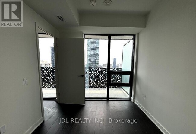 Photo du bâtiment - 55 Charles St E