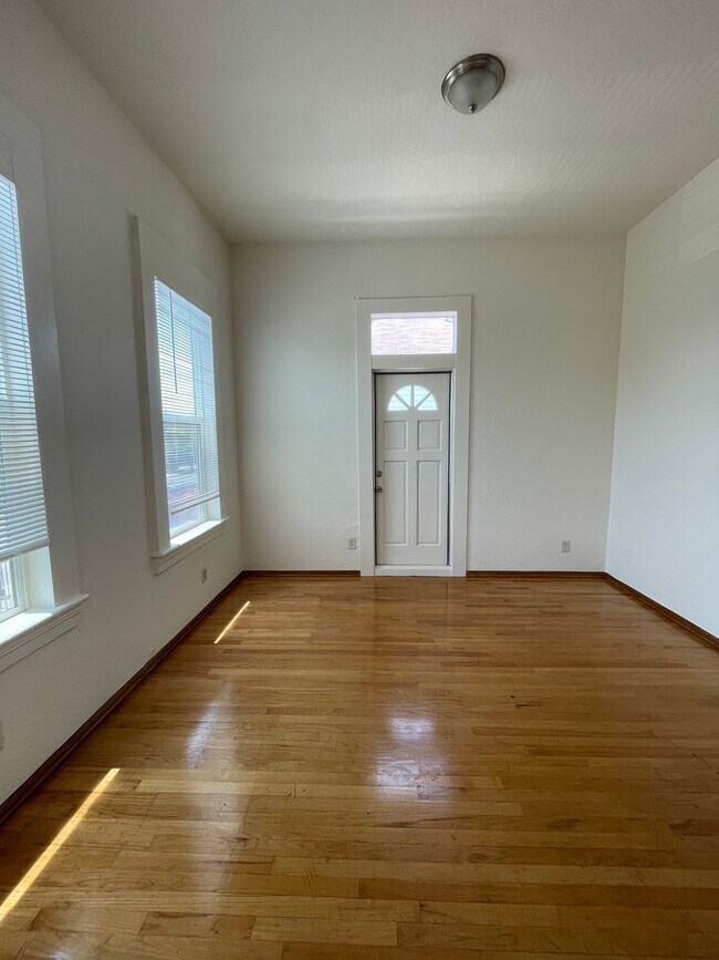 Building Photo - 1526 5th St
