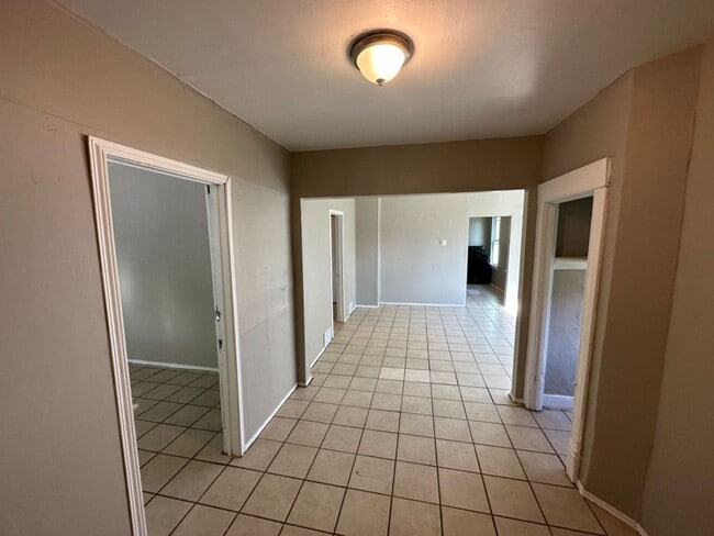 Building Photo - 608-610 W Burleigh St. (Duplex)