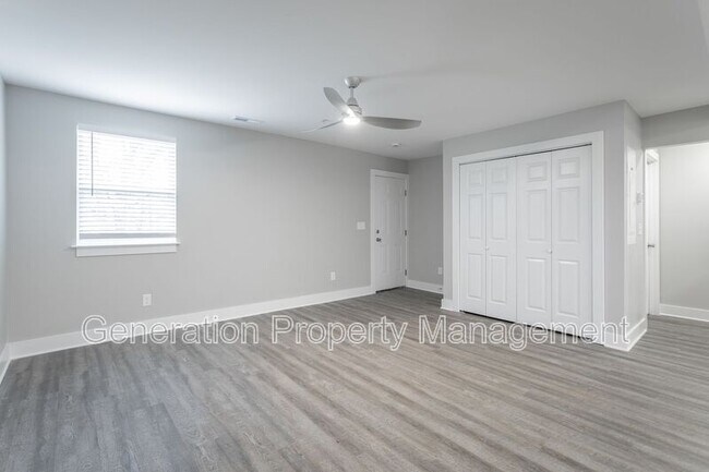 Building Photo - 5 Meadowbrook Dr W