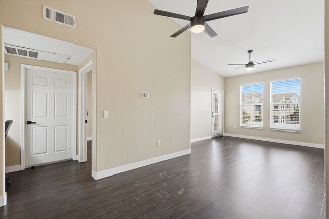 Foto del edificio - Americana Property Mgmt - Luxury condo 1b - 1b near Summerlin