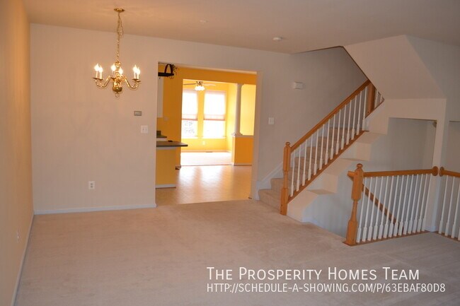 Foto del edificio - Lovely three story town home in River Oaks!