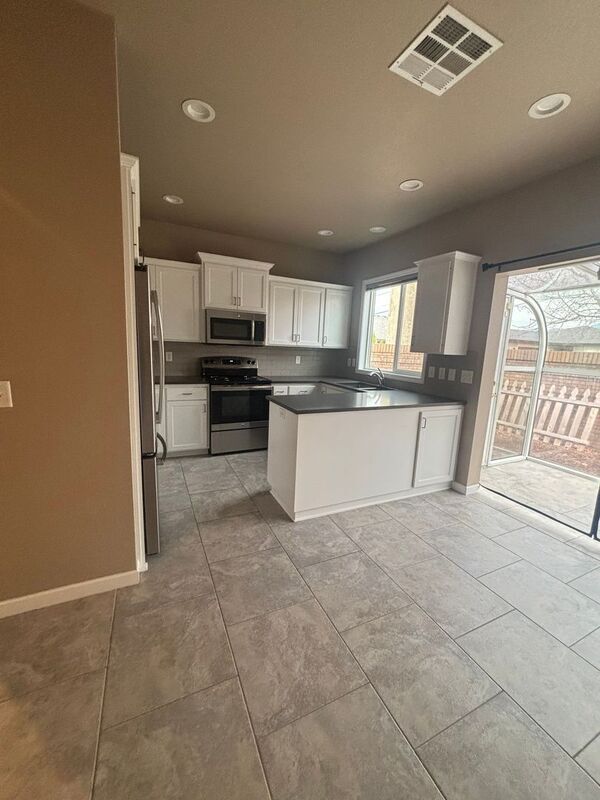 Building Photo - 2069 Lake Wind Dr