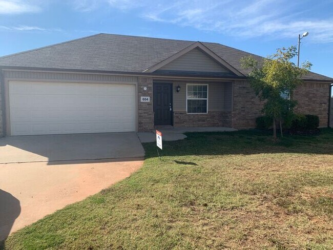 Building Photo - 604 SE 60th Ct