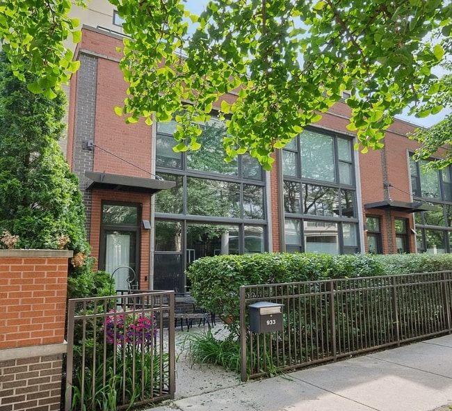 Building Photo - 945 N Howe