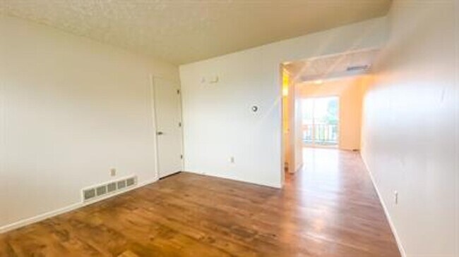 Building Photo - 305 Country Villa Ln