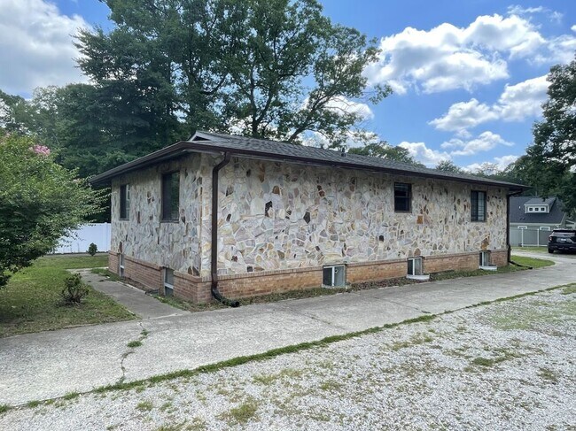 Foto del edificio - 3881 Strawberry Plains Rd