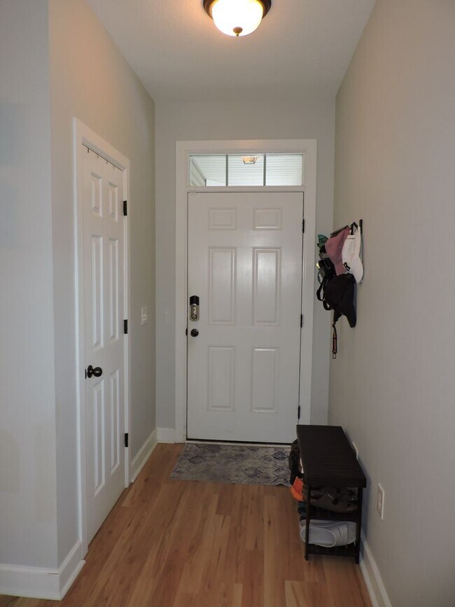 Building Photo - Convenient to downtown Pensacola!
