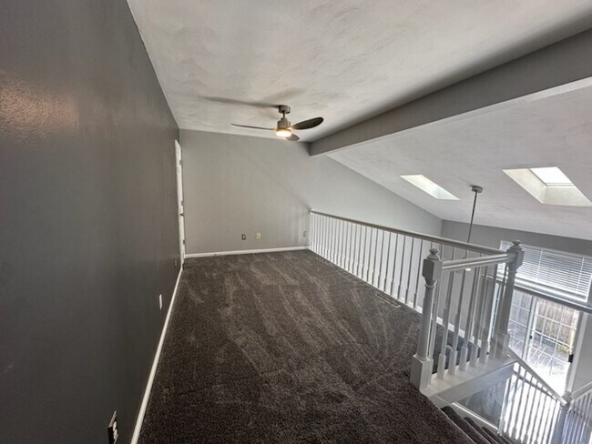Building Photo - Gorgeous Townhouse is Riverwalk