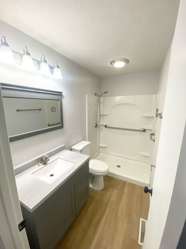 Upper Bathroom - 902 Railroad Ave