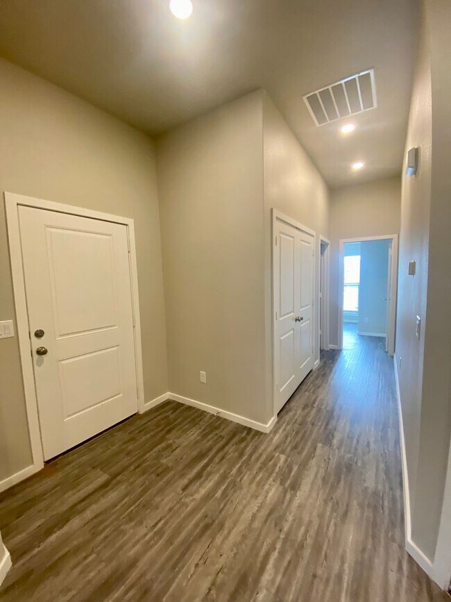 Foto del edificio - Introducing Your Dream Home: Spacious and ...
