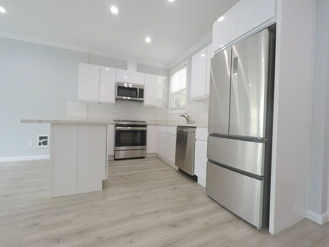 Foto del edificio - Remodeled 1-Bd w/ In-Unit Laundry & Modern...