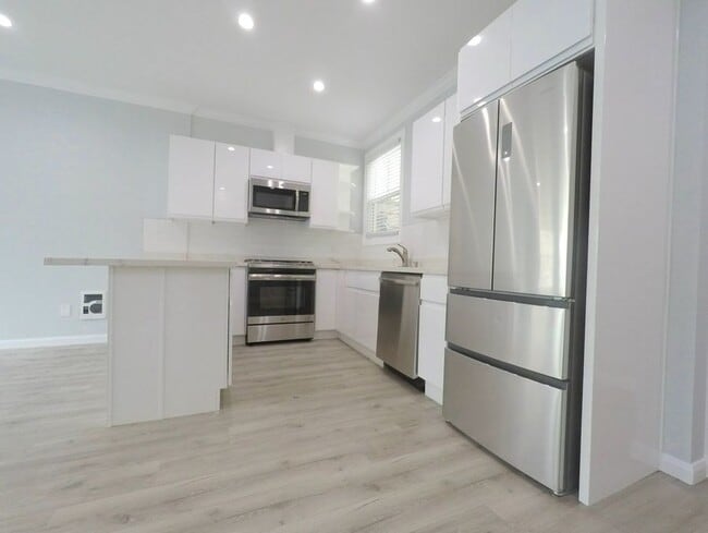 Building Photo - Remodeled 1-Bd w/ In-Unit Laundry & Modern...