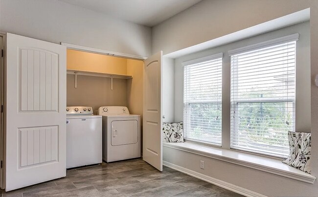 Building Photo - 2-bed 2.5-bath home with detached 2-car garage with EV charger