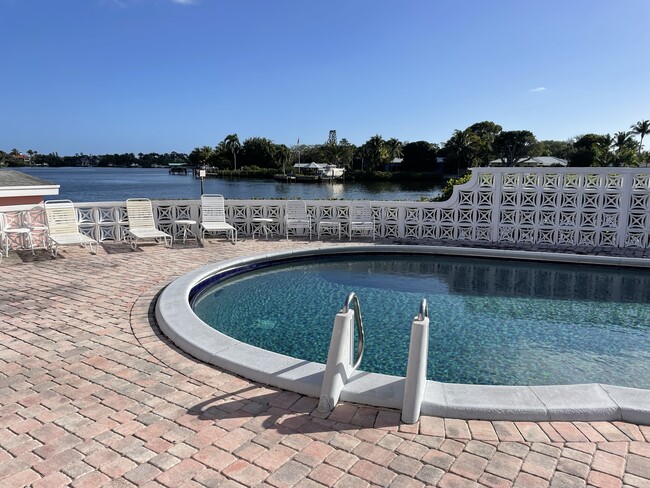 Building Photo - 475 Tequesta Dr