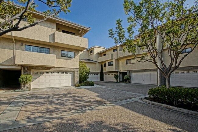 Building Photo - BEAUTIFULLY REMODELED, 1474 SQ FT, SPLIT L...
