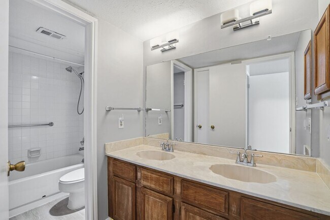 Foto del edificio - 2535 Wedglea Dr