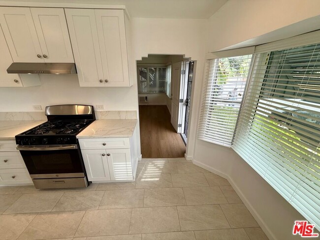 Foto del edificio - 1157 N Genesee Ave