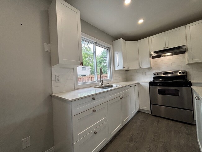 Building Photo - Freshly Renovated 2 Bed 1 Bath Townhome in...