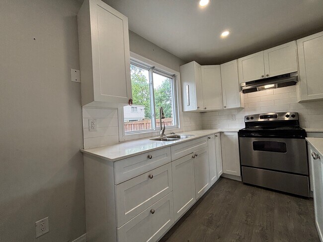 Photo du bâtiment - Freshly Renovated 2 Bed 1 Bath Townhome in...