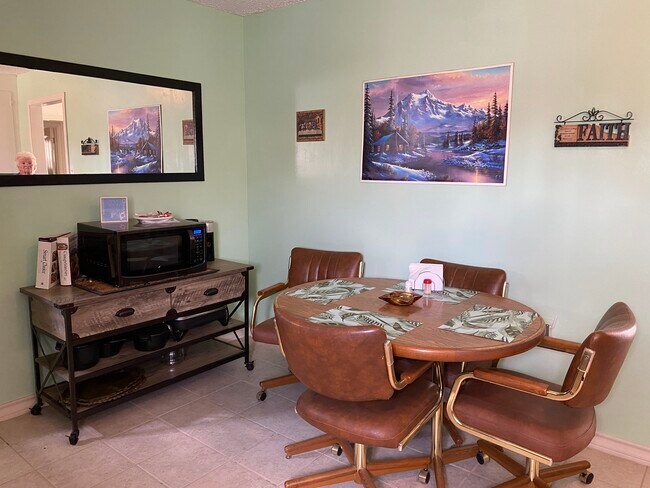 Dining area - 1111 Calhoun St