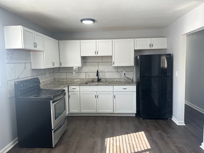 Building Photo - Freshly Renovated 3-Bedroom Home – Quality...