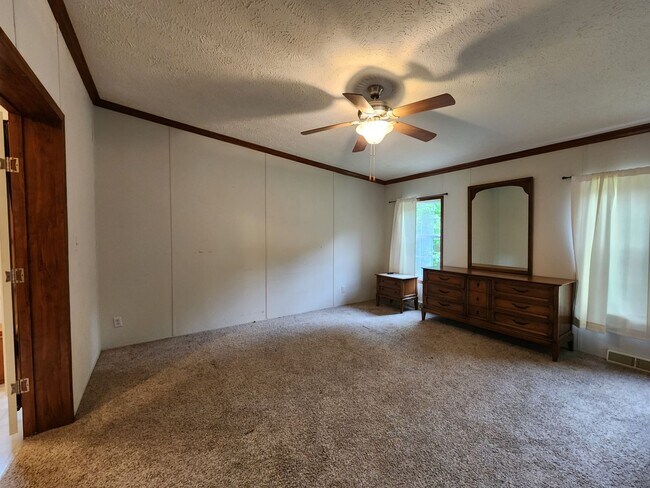 Building Photo - 118 April Ln