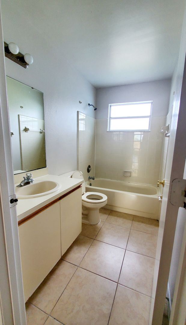 Building Photo - 2747 N Poinciana Blvd