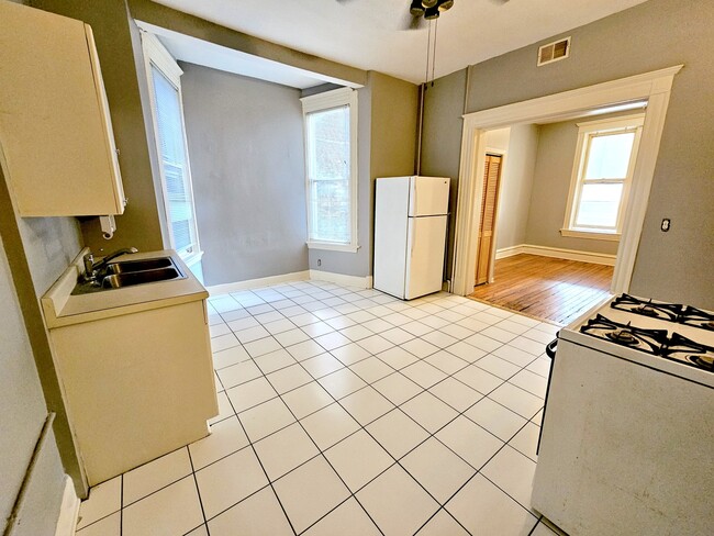 Building Photo - 1448 N Maplewood Ave