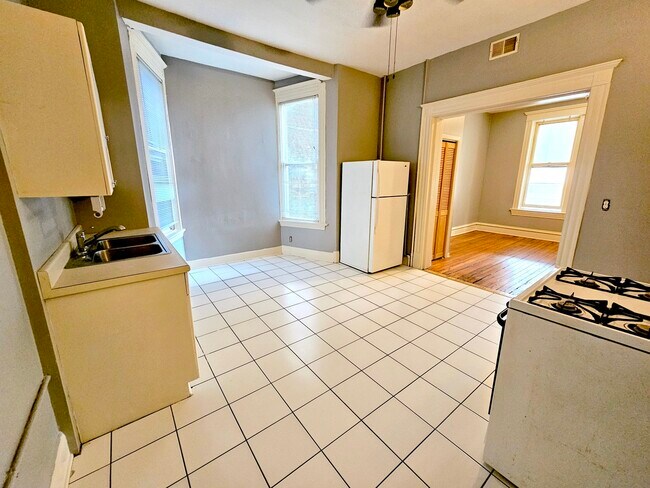 Foto del edificio - 1448 N Maplewood Ave