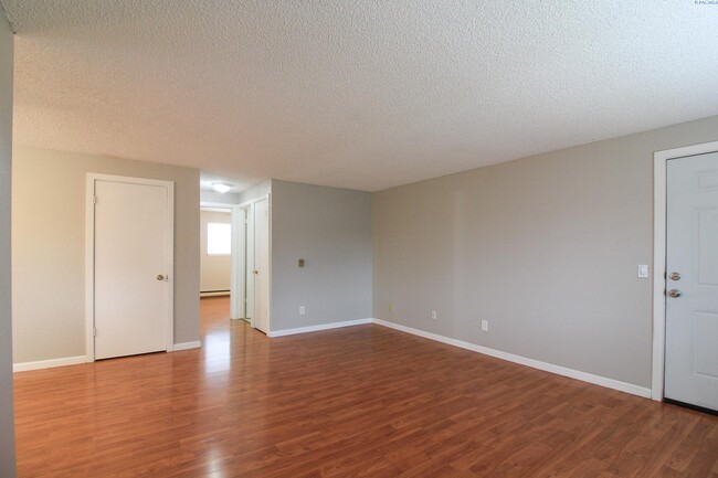 Foto del edificio - 2 Bed/ 1 bath Upstairs Unit in Kennewick 4...