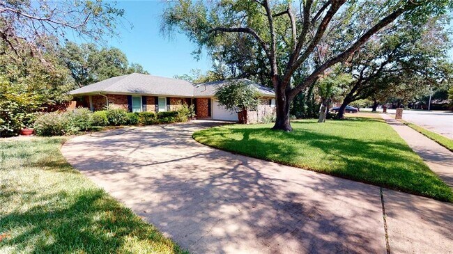 Building Photo - 4900 Woodcreek Rd