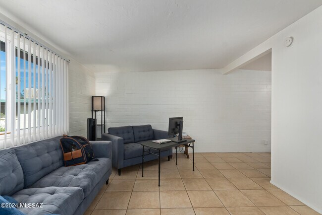 Foto del edificio - 7455 E Desert Spring Dr