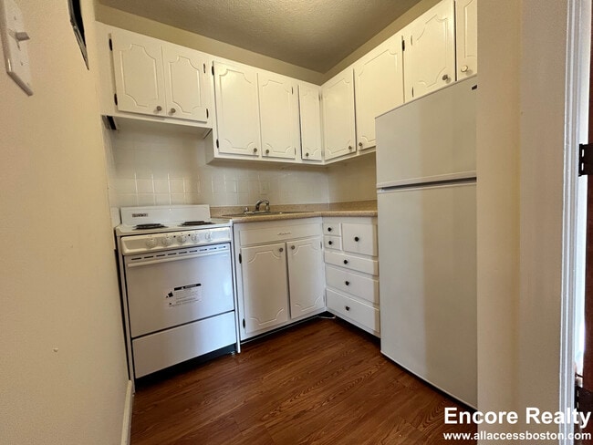 Foto del edificio - 164 North Beacon St