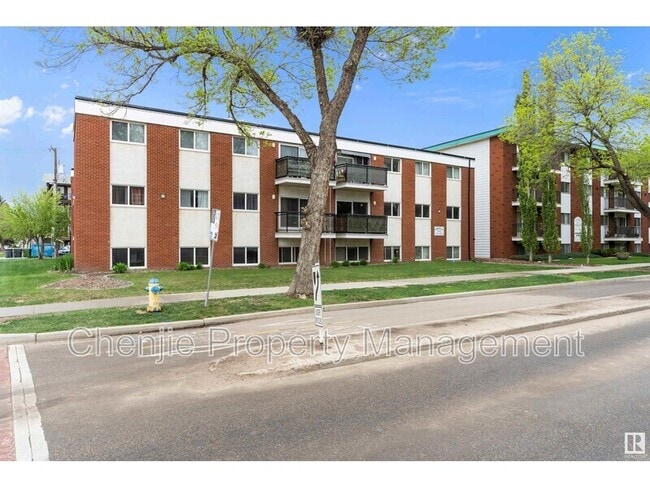 Photo du bâtiment - 10160-10183 83 Ave NW